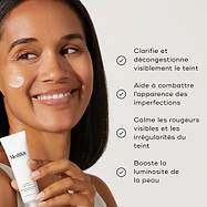 Une liste des bénéfices apparaît à côté d’un modèle tenant le tube de Clarity Peptides. Le texte indique qu’il clarifie visiblement le teint, lutte contre les imperfections, apaise les rougeurs et booste l’éclat.