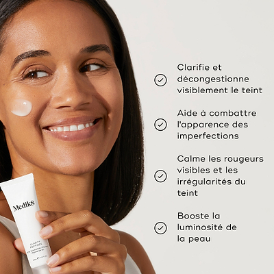 Une liste des bénéfices apparaît à côté d’un modèle tenant le tube de Clarity Peptides. Le texte indique qu’il clarifie visiblement le teint, lutte contre les imperfections, apaise les rougeurs et booste l’éclat.