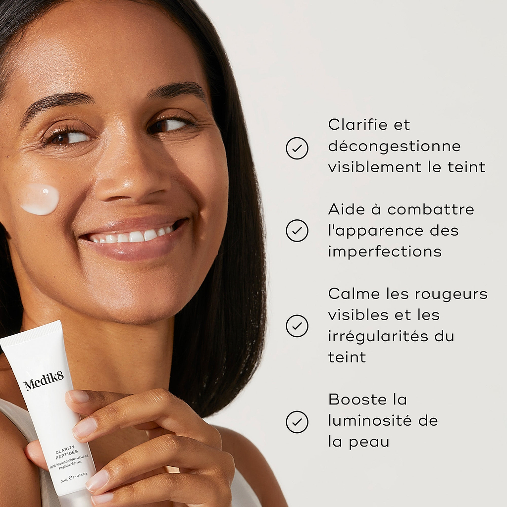 Une liste des bénéfices apparaît à côté d’un modèle tenant le tube de Clarity Peptides. Le texte indique qu’il clarifie visiblement le teint, lutte contre les imperfections, apaise les rougeurs et booste l’éclat.