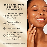 Un modèle à la peau éclatante sourit à côté d’une liste de bienfaits sur un fond doré doux. Le texte met en avant l’hydratant 2-en-1 à la vitamine C avec SPF 30 : Prévient les signes de vieillissement prématuré, stimule l’éclat de la peau, hydrate le teint, 100 % conviennent que leur peau se sent protégée toute la journée