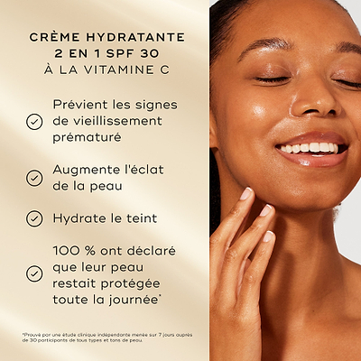 Un modèle à la peau éclatante sourit à côté d’une liste de bienfaits sur un fond doré doux. Le texte met en avant l’hydratant 2-en-1 à la vitamine C avec SPF 30 : Prévient les signes de vieillissement prématuré, stimule l’éclat de la peau, hydrate le teint, 100 % conviennent que leur peau se sent protégée toute la journée