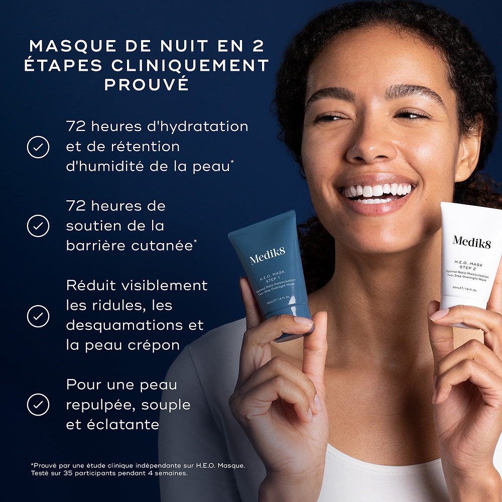 Une femme souriante tenant les deux tubes du masque Medik8 H.E.O. (bleu Étape 1 et blanc Étape 2). Le texte met en avant le produit comme un MASQUE DE NUIT EN 2 ÉTAPES CLINIQUEMENT PROUVÉ, avec des bénéfices incluant : 72 heures d'hydratation et de rétention d'humidité de la peau, 72 heures de soutien de la barrière cutanée, réduit visiblement les ridules, les desquamations et l'aspect froissé, et procure une peau repulpée, éclatante et souple.