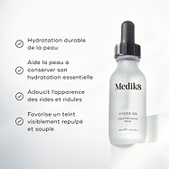 Le flacon de sérum Medik8 Hydr8 B5 est placé sur un socle blanc devant un fond blanc lumineux. Le texte met en avant que le produit « apporte une hydratation longue durée », « aide la peau à retenir l’humidité essentielle », « adoucie l’apparence des ridules et des rides » et « favorise un teint visiblement repulpé et souple ».