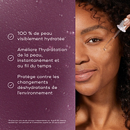 Une image en écran partagé montre un modèle appliquant le sérum avec un compte-gouttes, à côté d’une liste de ses avantages sur un fond violet texturé. Le texte indique que 100 % des participants ont montré une hydratation visible de la peau, améliore l’hydratation de la peau immédiatement et dans le temps, et protège contre les changements déshydratants de l’environnement