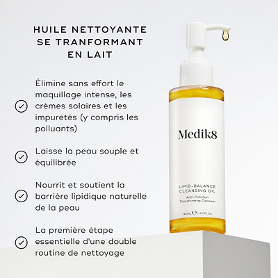 Le flacon de Medik8 Lipid-Balance Cleansing Oil est posé sur un bloc blanc. Le texte énumère les bénéfices, notamment le démaquillage intense, le soutien de la barrière lipidique et son action de nettoyant transformant l’huile en lait.