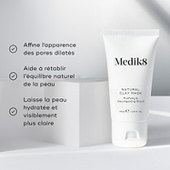 Le Natural Clay Mask est présenté sur un bloc géométrique blanc. Il affine l’apparence des pores dilatés, aide à restaurer l’équilibre naturel de la peau et laisse la peau hydratée et visiblement clarifiée.