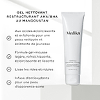 Le tube Medik8 Surface Radiance Cleanse est présenté sur un fond lumineux avec des icônes en forme de coche. Le texte met en avant ses bienfaits : acides éclaircissants et exfoliants pour un éclat jeune, formule gel à mousse rafraîchissante et lissante, lisse les ridules et les rides et enrichi en antioxydants pour un teint d’apparence saine