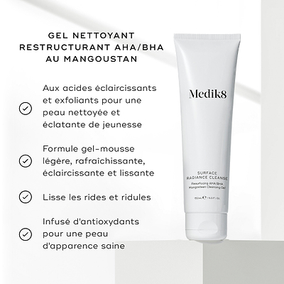 Le tube Medik8 Surface Radiance Cleanse est présenté sur un fond lumineux avec des icônes en forme de coche. Le texte met en avant ses bienfaits : acides éclaircissants et exfoliants pour un éclat jeune, formule gel à mousse rafraîchissante et lissante, lisse les ridules et les rides et enrichi en antioxydants pour un teint d’apparence saine