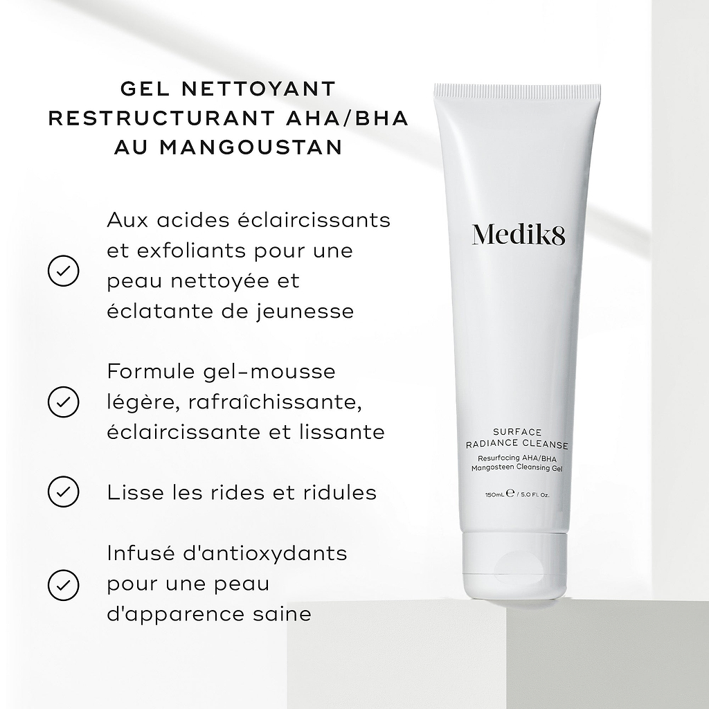 Le tube Medik8 Surface Radiance Cleanse est présenté sur un fond lumineux avec des icônes en forme de coche. Le texte met en avant ses bienfaits : acides éclaircissants et exfoliants pour un éclat jeune, formule gel à mousse rafraîchissante et lissante, lisse les ridules et les rides et enrichi en antioxydants pour un teint d’apparence saine