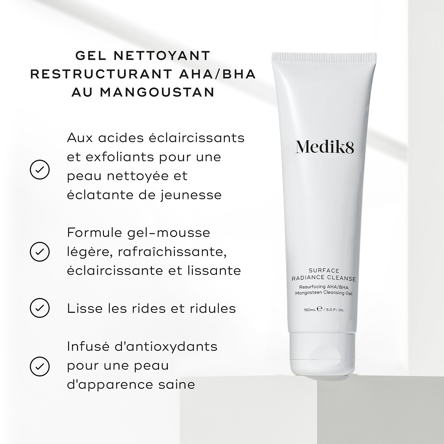 Le tube Medik8 Surface Radiance Cleanse est présenté sur un fond lumineux avec des icônes en forme de coche. Le texte met en avant ses bienfaits : acides éclaircissants et exfoliants pour un éclat jeune, formule gel à mousse rafraîchissante et lissante, lisse les ridules et les rides et enrichi en antioxydants pour un teint d’apparence saine