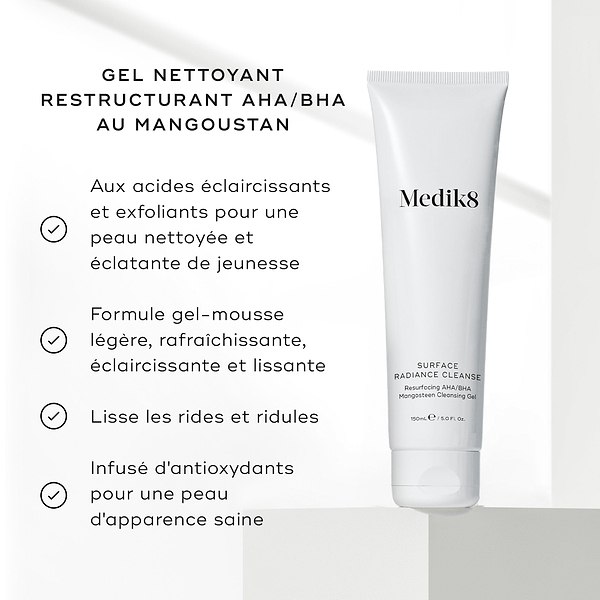 Le tube Medik8 Surface Radiance Cleanse est présenté sur un fond lumineux avec des icônes en forme de coche. Le texte met en avant ses bienfaits : acides éclaircissants et exfoliants pour un éclat jeune, formule gel à mousse rafraîchissante et lissante, lisse les ridules et les rides et enrichi en antioxydants pour un teint d’apparence saine