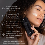 Une personne avec une trace de crème sur la joue tient un flacon de Medik8 r-Retinoate Intense. Les affirmations incluent 8 fois plus puissant et 11 fois plus rapide que le rétinol classique avec une réduction spectaculaire des rides et des taches brunes en 4 semaines
