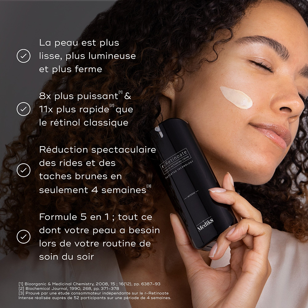 Une personne avec une trace de crème sur la joue tient un flacon de Medik8 r-Retinoate Intense. Les affirmations incluent 8 fois plus puissant et 11 fois plus rapide que le rétinol classique avec une réduction spectaculaire des rides et des taches brunes en 4 semaines