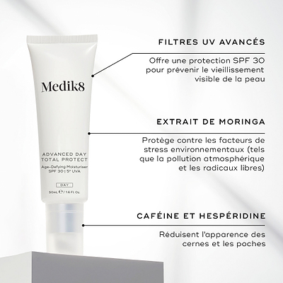 Le tube Medik8 Advanced Day Total Protect est posé sur un bloc blanc sur un fond gris épuré. Le texte met en avant les ingrédients clés : Filtres UV avancés pour offrir une protection SPF 30 et prévenir le vieillissement cutané visible, Extrait de moringa pour protéger contre les agressions environnementales telles que la pollution de l’air et les radicaux libres, ainsi que l’acide hyaluronique multi-poids pour hydrater intensément la peau.