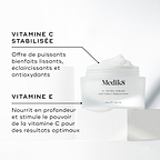Crème Medik8 Daily Radiance Vitamin C avec emballage sur fond blanc.