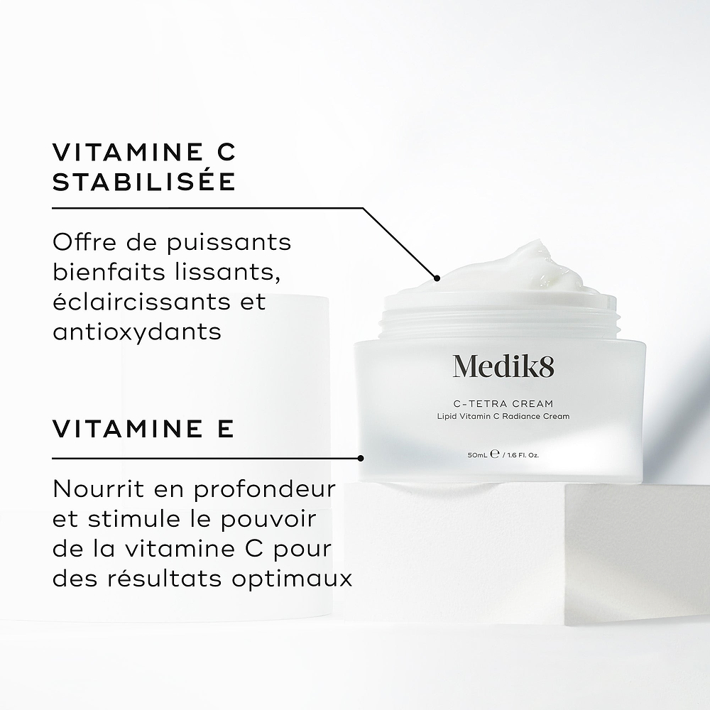 Crème Medik8 Daily Radiance Vitamin C avec emballage sur fond blanc.