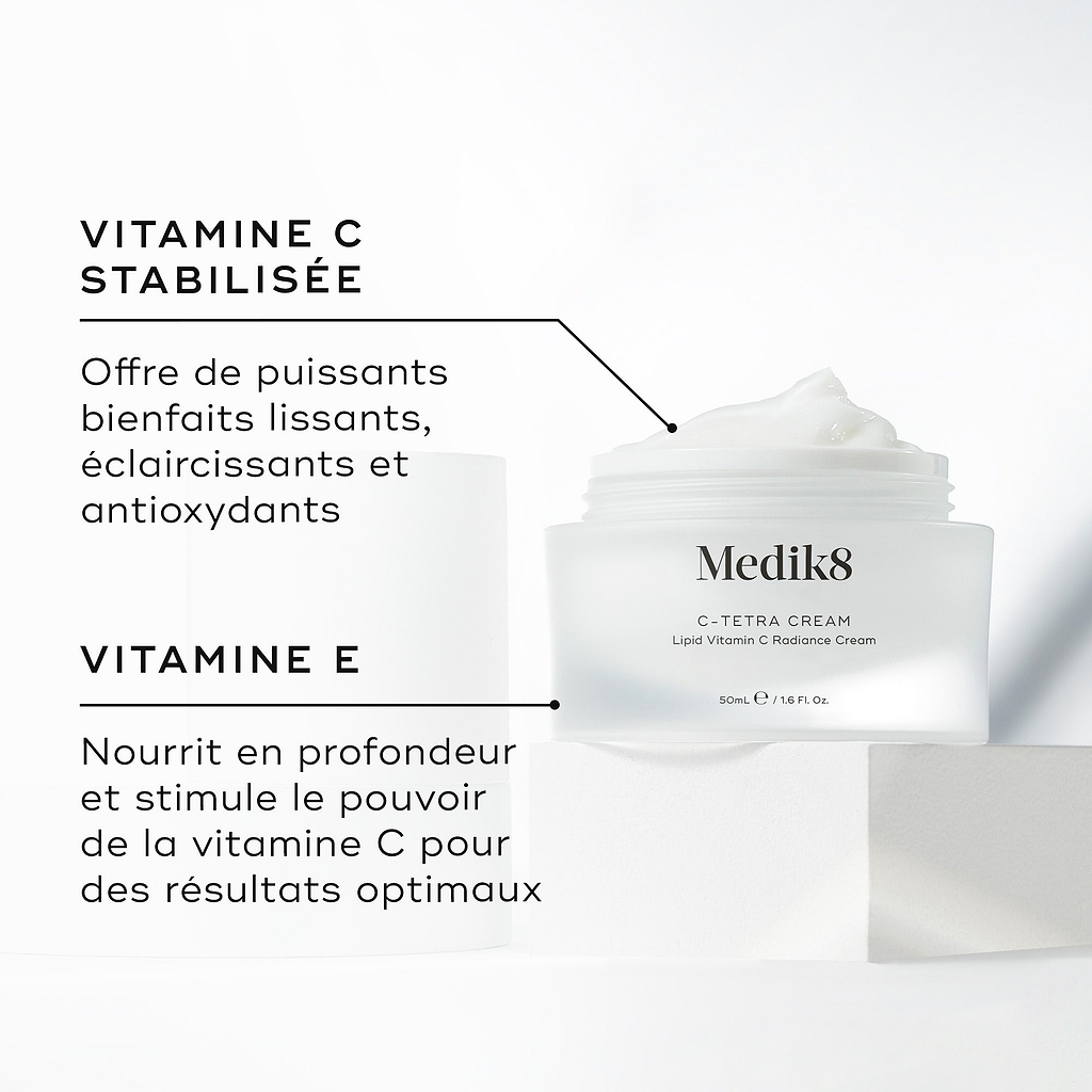 Crème Medik8 Daily Radiance Vitamin C avec emballage sur fond blanc.