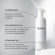 Un flacon de Medik8 Calmwise Soothing Cleanser présenté sur un bloc blanc. Des lignes relient le flacon à un texte expliquant les principaux ingrédients : le téprénone pour apaiser les rougeurs, la chlorophylle pour purifier la peau et la vitamine K2 pour soutenir la solidité de la peau.c