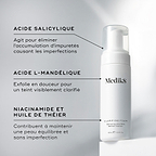 Le flacon pompe Medik8 Clarifying Foam est posé sur un bloc blanc sur un fond gris épuré. Le texte met en avant les ingrédients clés : Acide salicylique pour éliminer les impuretés responsables des imperfections, Acide L-mandélique pour une exfoliation douce et un teint clarifié, ainsi que Niacinamide & Huile d’arbre à thé pour aider à maintenir une peau équilibrée et sans imperfections.