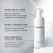 Le flacon pompe Medik8 Clarifying Foam est posé sur un bloc blanc sur un fond gris épuré. Le texte met en avant les ingrédients clés : Acide salicylique pour éliminer les impuretés responsables des imperfections, Acide L-mandélique pour une exfoliation douce et un teint clarifié, ainsi que Niacinamide & Huile d’arbre à thé pour aider à maintenir une peau équilibrée et sans imperfections.