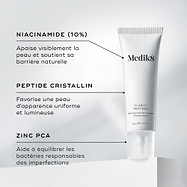 Le tube Medik8 Clarity Peptides est posé sur un bloc blanc à côté des détails des ingrédients. Le texte met en avant la niacinamide (10 %) pour apaiser la peau, le peptide Crystalide pour l’éclat et le Zinc PCA pour équilibrer la flore bactérienne.