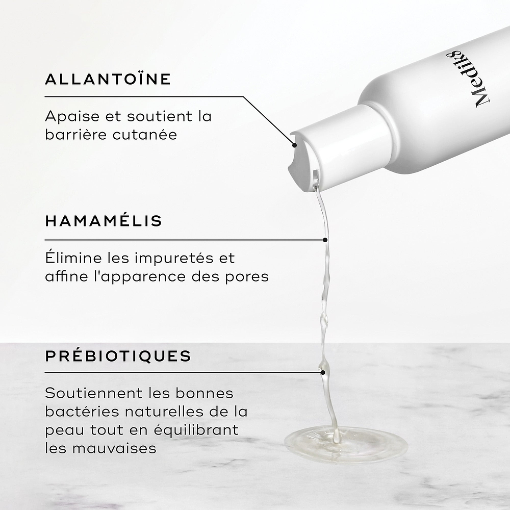 Du liquide s’écoule du flacon de Daily Refresh Balancing Toner. Le texte met en avant l’Allantoïne pour apaiser, l’hamamélis pour affiner les pores et les prébiotiques pour équilibrer la flore cutanée.