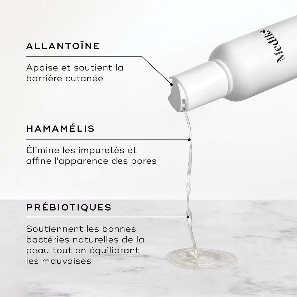 Du liquide s’écoule du flacon de Daily Refresh Balancing Toner. Le texte met en avant l’Allantoïne pour apaiser, l’hamamélis pour affiner les pores et les prébiotiques pour équilibrer la flore cutanée.