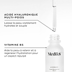 Gros plan du flacon de sérum Medik8 Hydr8 B5 avec son compte-gouttes et le liquide clair. Le texte met en avant les ingrédients clés : « ACIDE HYALURONIQUE MULTI-POIDS laisse la peau visiblement hydratée et souple » et « VITAMINE B5 aide la peau à retenir et régénérer l’humidité pour un aspect plus repulpé ».