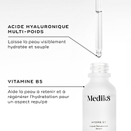 Gros plan du flacon de sérum Medik8 Hydr8 B5 avec son compte-gouttes et le liquide clair. Le texte met en avant les ingrédients clés : « ACIDE HYALURONIQUE MULTI-POIDS laisse la peau visiblement hydratée et souple » et « VITAMINE B5 aide la peau à retenir et régénérer l’humidité pour un aspect plus repulpé ».