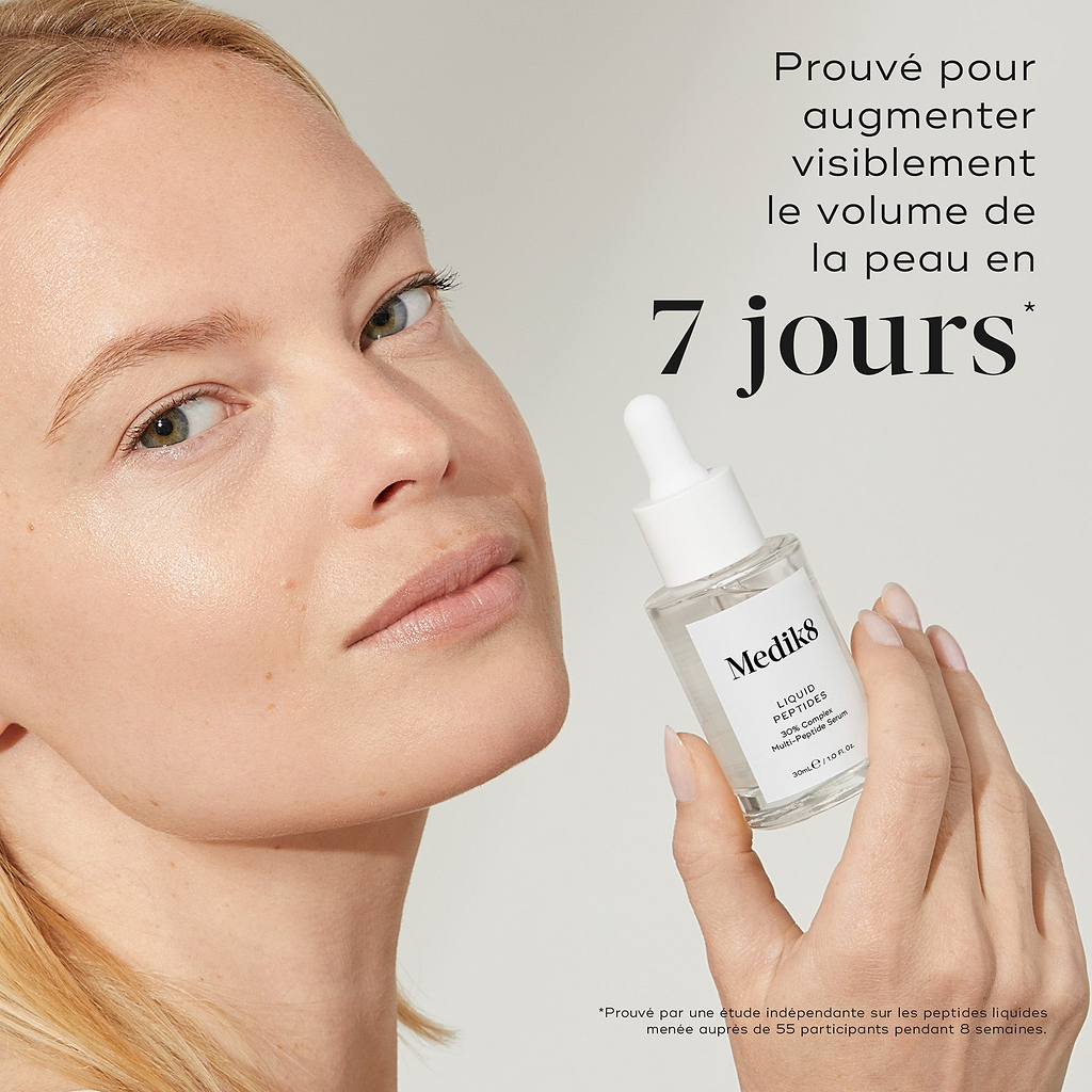 Une femme tient un flacon de sérum de soin avec un texte indiquant une amélioration visible de la peau en 7 jours.