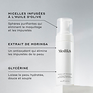 Un flacon de Medik8 Micellar Mousse présenté sur un bloc blanc. Des lignes relient le flacon à un texte expliquant les principaux ingrédients : des micelles infusées à l’huile d’olive pour démaquiller, de l’extrait de moringa pour éliminer les impuretés, et de la glycérine pour hydrater.