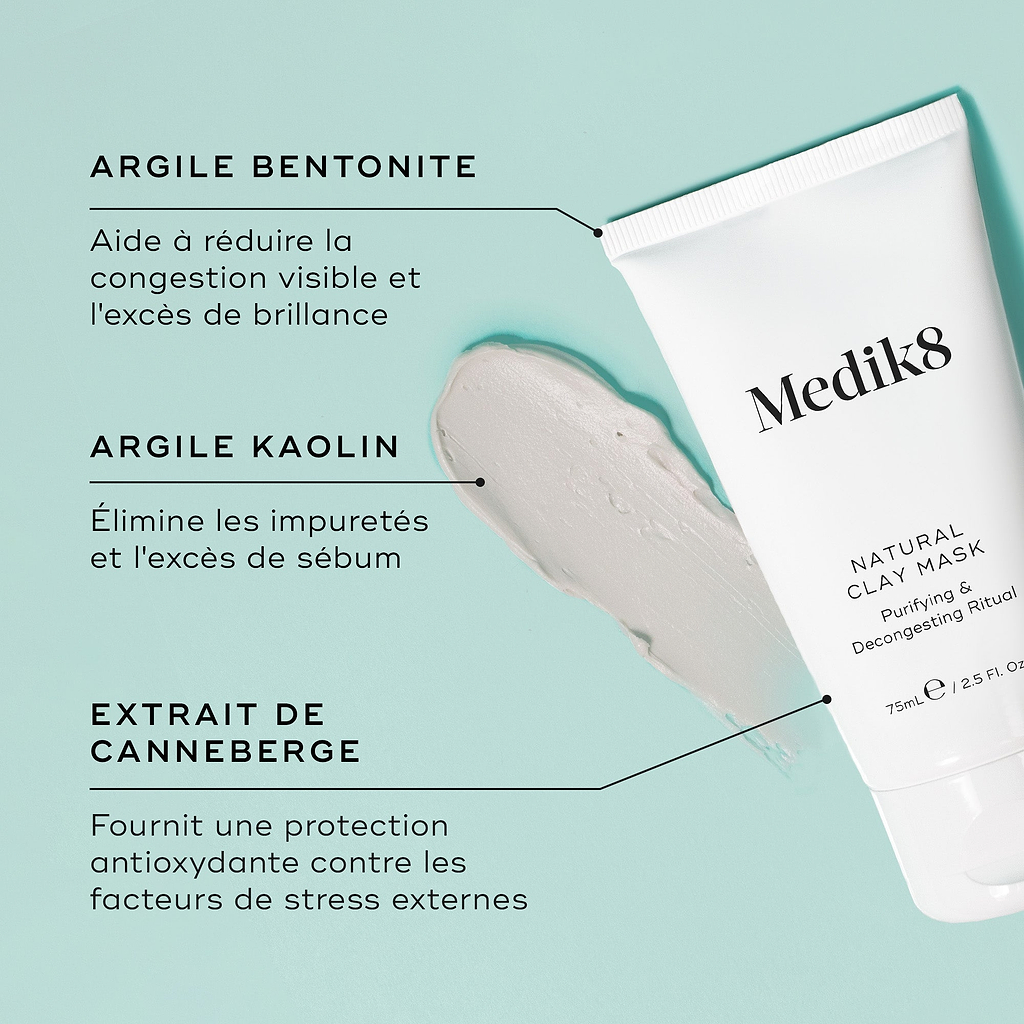 Le Natural Clay Mask de Medik8 avec un texte mettant en avant les principaux ingrédients, sur un fond bleu clair.