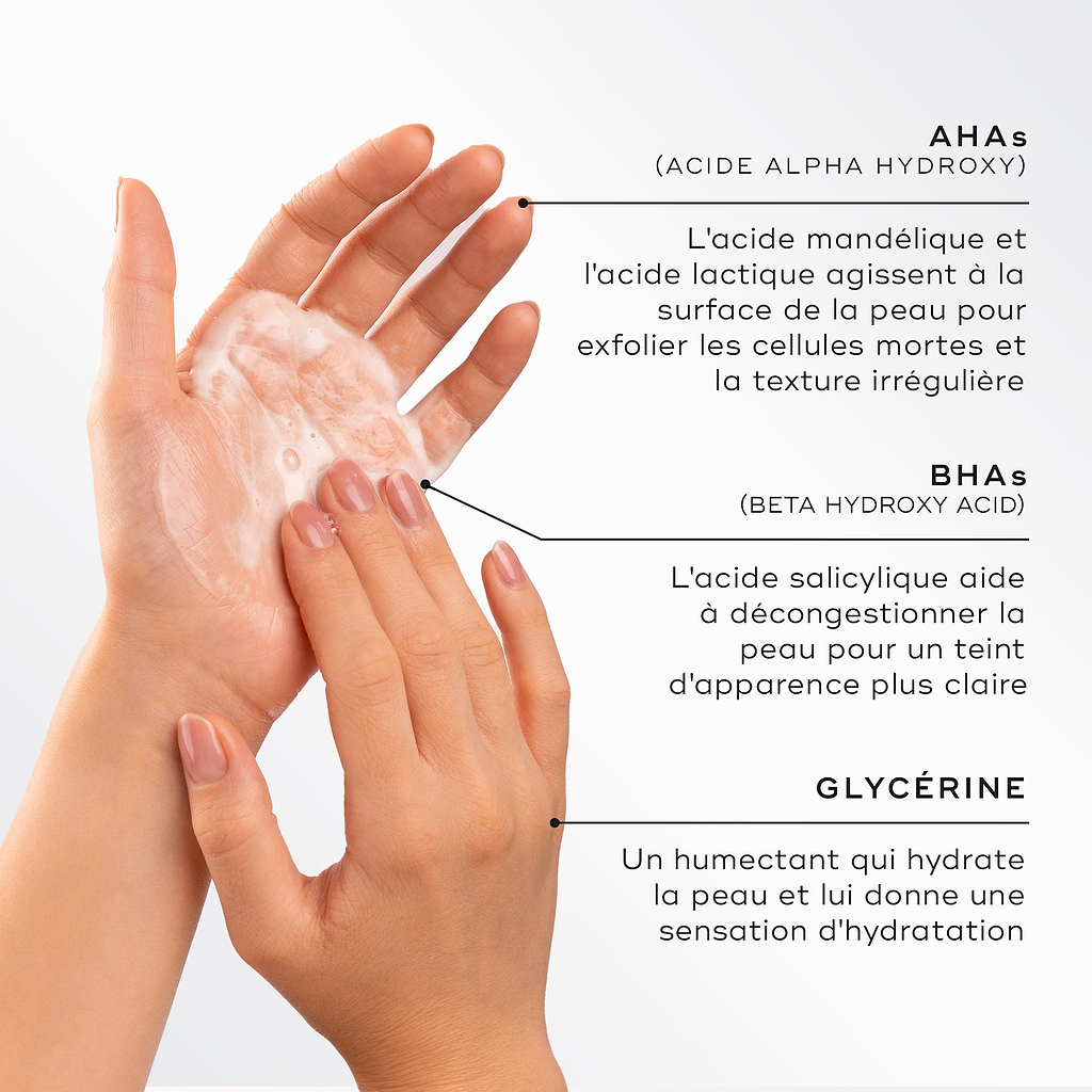 Gros plan de mains faisant mousser une mousse légère, mettant en avant les ingrédients clés du Medik8 Surface Radiance Cleanse. Le texte décrit les AHA (acide mandélique et acide lactique) pour une exfoliation de surface, les BHA (acide salicylique) pour désobstruer les pores, ainsi que la glycérine pour hydrater et maintenir l’hydratation de la peau.