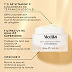 Pot en verre ouvert de Medik8 Daily Radiance Vitamin C présenté sur un fond doré chaud avec des indications d’ingrédients. Le texte met en avant 7 % de vitamine C (Tetrahexyldécyl ascorbate) pour une protection antioxydante et un soutien du collagène, des filtres UV premium pour une protection UVA et UVB, ainsi que la vitamine E pour nourrir la peau et renforcer le pouvoir antioxydant.