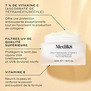 Pot en verre ouvert de Medik8 Daily Radiance Vitamin C présenté sur un fond doré chaud avec des indications d’ingrédients. Le texte met en avant 7 % de vitamine C (Tetrahexyldécyl ascorbate) pour une protection antioxydante et un soutien du collagène, des filtres UV premium pour une protection UVA et UVB, ainsi que la vitamine E pour nourrir la peau et renforcer le pouvoir antioxydant.