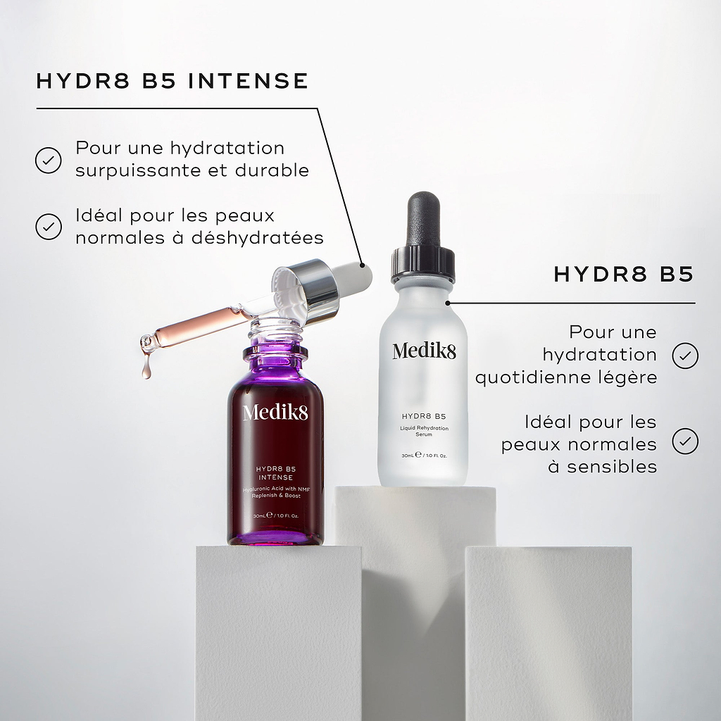 Les flacons de sérum Medik8 Hydr8 B5 Intense et Hydr8 B5 sont présentés sur des socles blancs devant un fond propre et lumineux. Le texte énumère les avantages de « HYDR8 B5 INTENSE » comme « Pour une hydratation renforcée et longue durée » et « Idéal pour les peaux normales à déshydratées ». Les avantages de « HYDR8 B5 » incluent « Pour une hydratation quotidienne légère » et « Idéal pour les peaux normales à sensibles ».