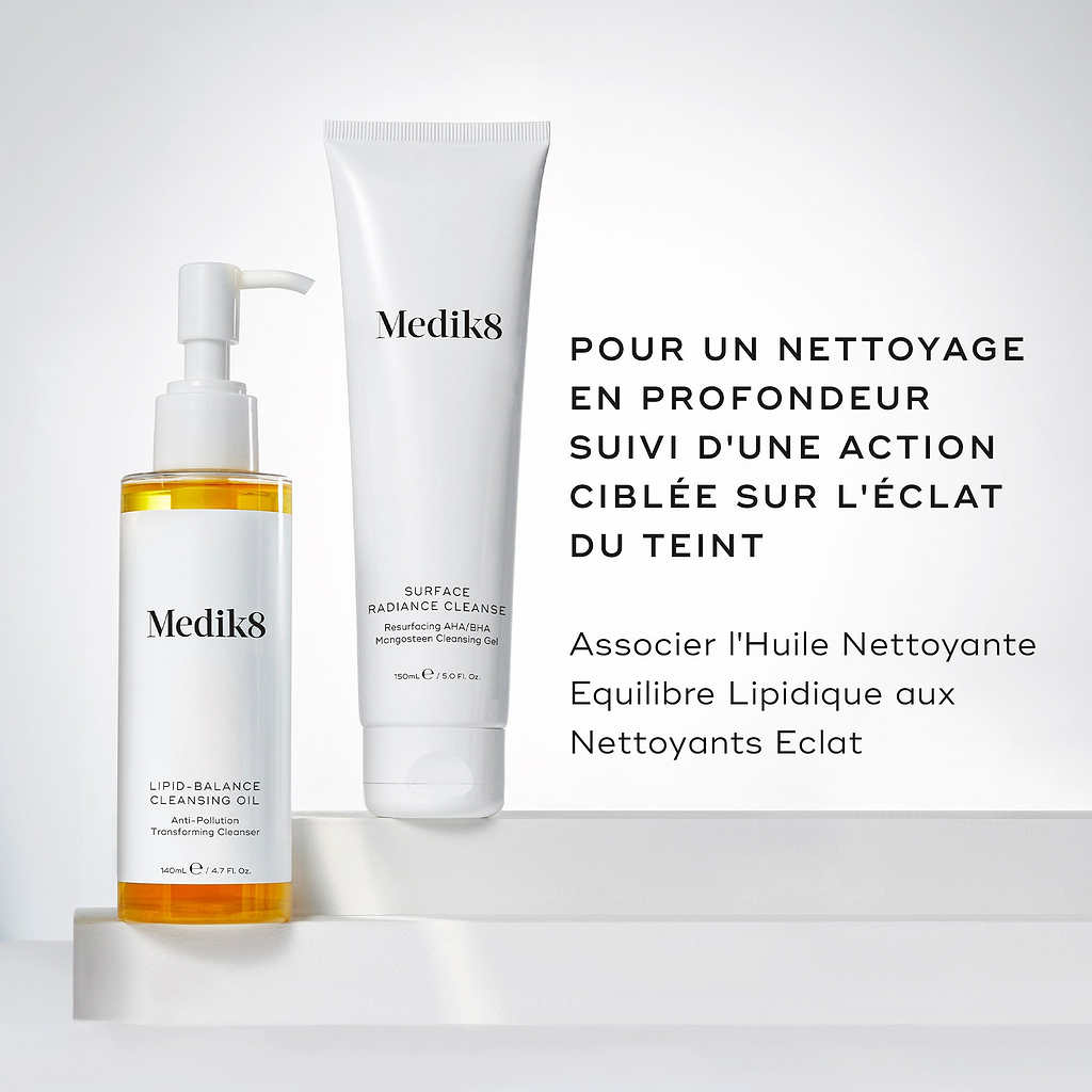 Le flacon de Lipid-Balance Cleansing Oil est placé à côté d’un tube de Surface Radiance Cleanse. Le texte recommande de les associer pour un  nettoyage en profondeur suivi d’avantages ciblés pour booster l’éclat