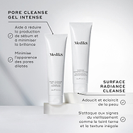 Le tube Pore Cleanse Gel Intense est placé à côté d’un tube de Surface Radiance Cleanse. Le texte souligne que le gel minimise la brillance et les pores, tandis que le nettoyant lisse la peau et lutte contre les signes de vieillissement.