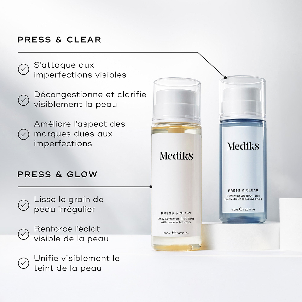 Les flacons Medik8 Press & Glow et Press & Clear sont présentés sur des socles blancs devant un fond propre et lumineux. Le texte liste les avantages de « PRESS & CLEAR » : lutter contre les imperfections visibles, décongestionner et clarifier. Les avantages de « PRESS & GLOW » incluent le lissage de la texture irrégulière de la peau, l’augmentation de l’éclat visible et l’uniformisation du teint.