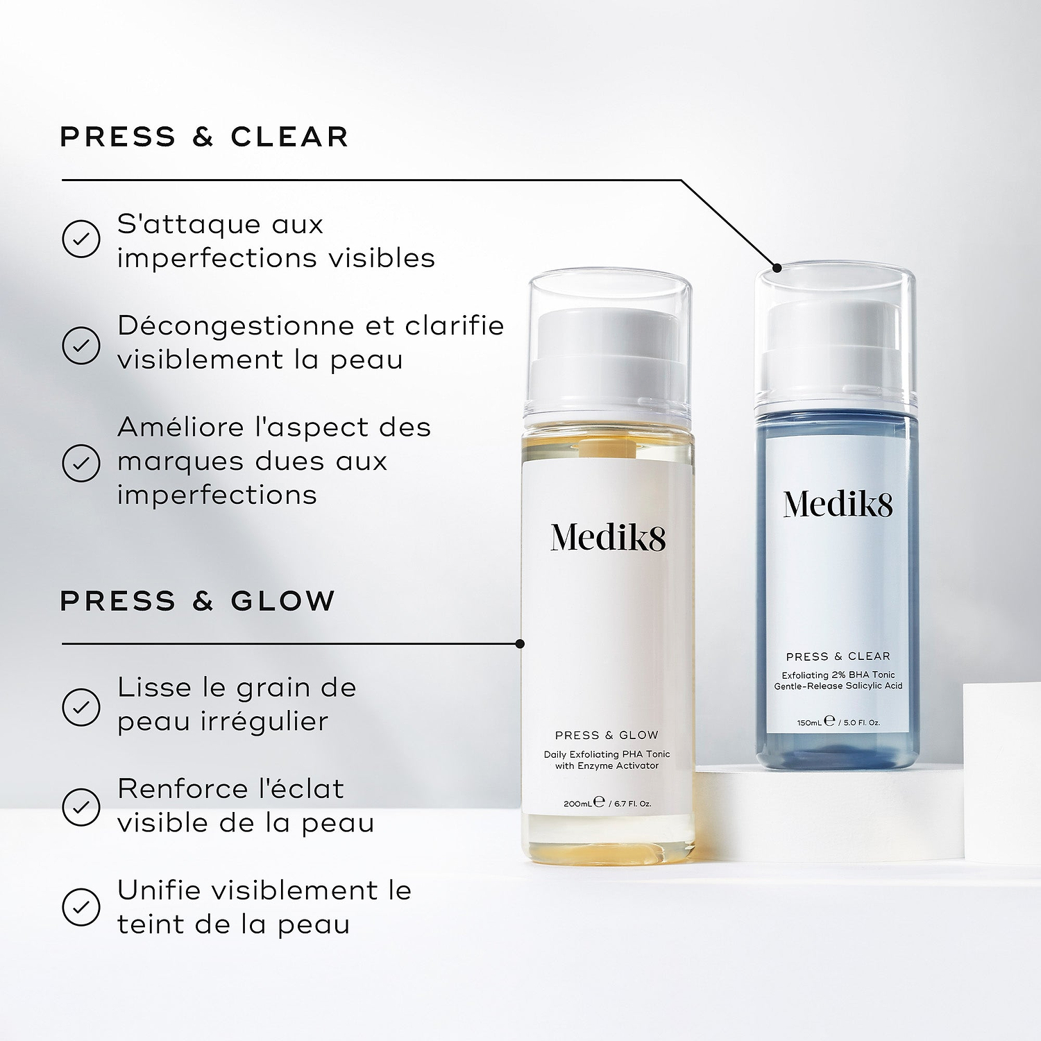 Les flacons Medik8 Press & Glow et Press & Clear sont présentés sur des socles blancs devant un fond propre et lumineux. Le texte liste les avantages de « PRESS & CLEAR » : lutter contre les imperfections visibles, décongestionner et clarifier. Les avantages de « PRESS & GLOW » incluent le lissage de la texture irrégulière de la peau, l’augmentation de l’éclat visible et l’uniformisation du teint.
