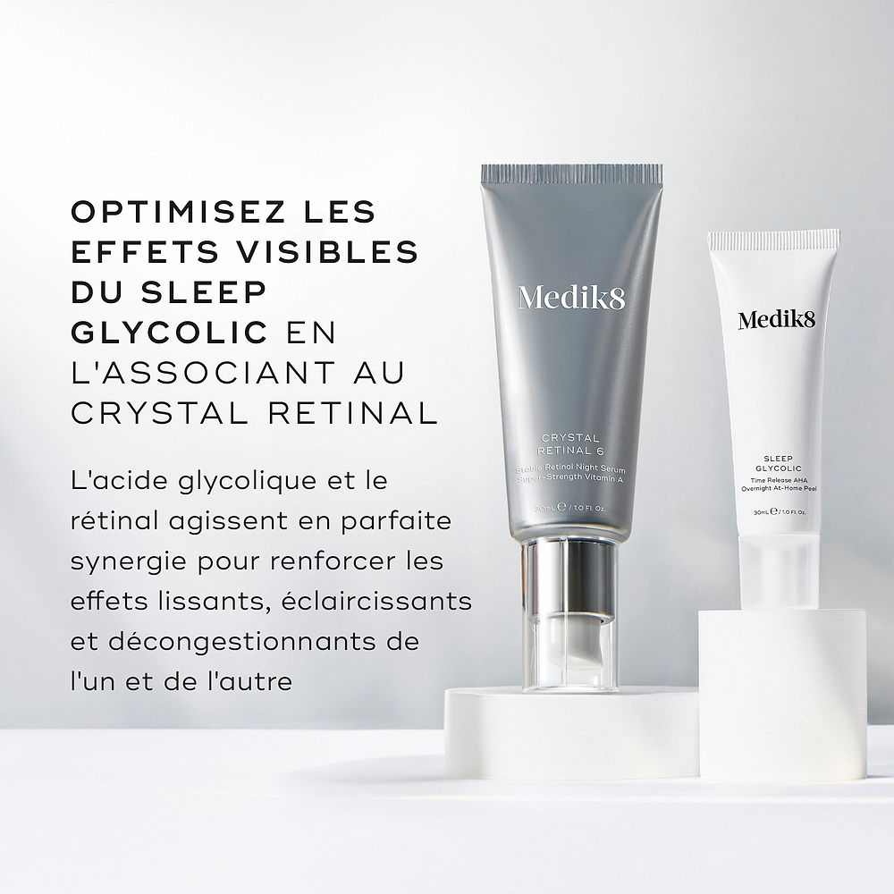 Les tubes Medik8 Crystal Retinal 6 et Sleep Glycolic sont présentés sur des socles circulaires blancs devant un fond blanc épuré. Le texte conseille : « OPTIMISEZ LES EFFETS VISIBLES DE SLEEP GLYCOLIC EN LE COMBINANT AVEC CRYSTAL RETINAL », indiquant que l’acide glycolique et le rétinal « amplifient mutuellement leurs bienfaits lissants, éclaircissants et décongestionnants ».