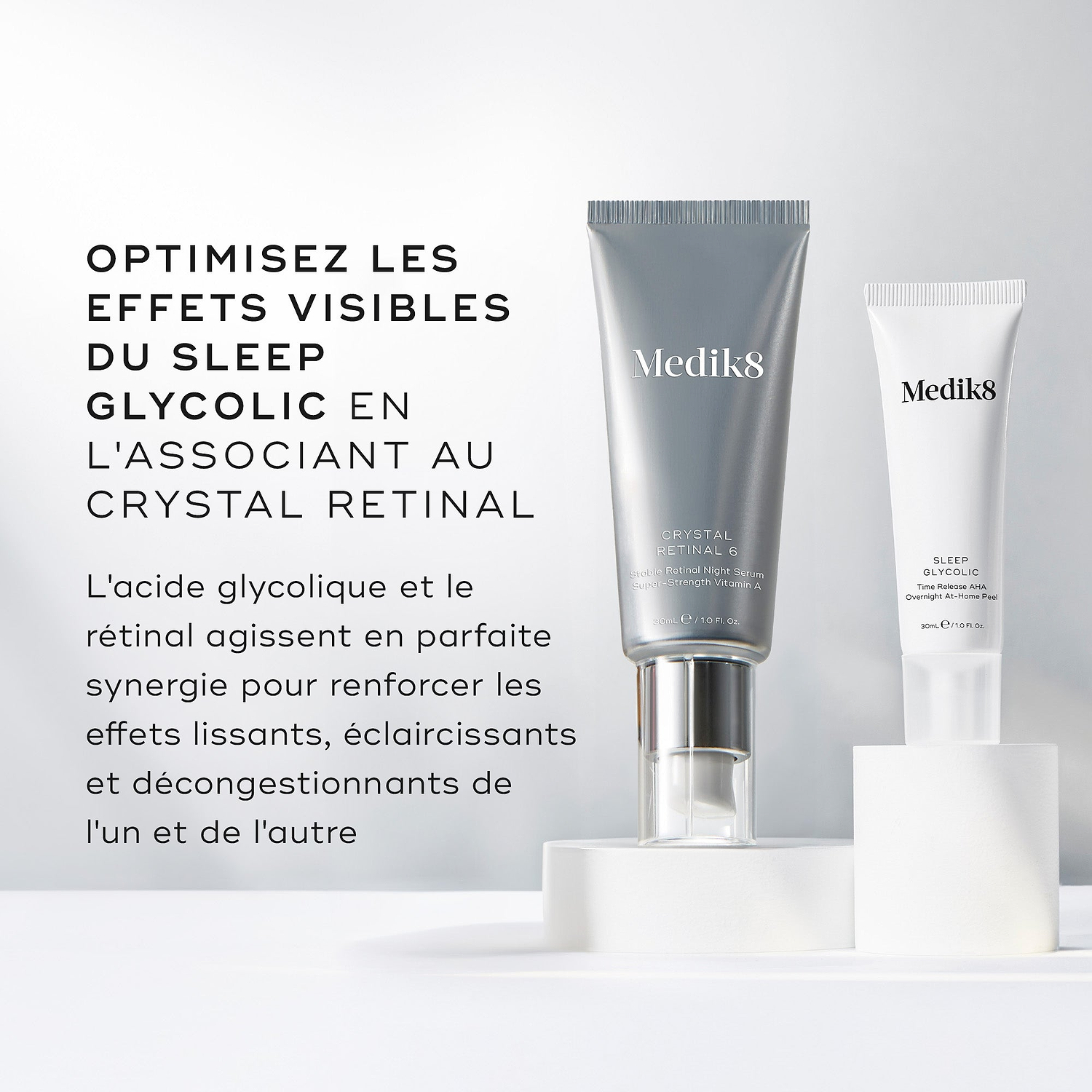 Les tubes Medik8 Crystal Retinal 6 et Sleep Glycolic sont présentés sur des socles circulaires blancs devant un fond blanc épuré. Le texte conseille : « OPTIMISEZ LES EFFETS VISIBLES DE SLEEP GLYCOLIC EN LE COMBINANT AVEC CRYSTAL RETINAL », indiquant que l’acide glycolique et le rétinal « amplifient mutuellement leurs bienfaits lissants, éclaircissants et décongestionnants ».