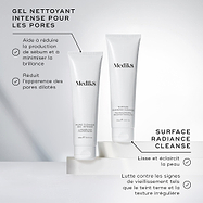 Les tubes Medik8 Pore Cleanse Gel Intense et Surface Radiance Cleanse sont affichés ensemble sur des blocs blancs. Le texte pour le Pore Cleanse Gel Intense indique qu’il aide à réduire l’excès de sébum, à minimiser la brillance et l’apparence des pores dilatés. Le texte pour le Surface Radiance Cleanse met en avant le lissage de la peau, l’éclat et le traitement des signes de vieillissement tels que le teint terne et irrégulier