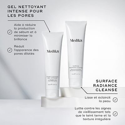 Les tubes Medik8 Pore Cleanse Gel Intense et Surface Radiance Cleanse sont affichés ensemble sur des blocs blancs. Le texte pour le Pore Cleanse Gel Intense indique qu’il aide à réduire l’excès de sébum, à minimiser la brillance et l’apparence des pores dilatés. Le texte pour le Surface Radiance Cleanse met en avant le lissage de la peau, l’éclat et le traitement des signes de vieillissement tels que le teint terne et irrégulier