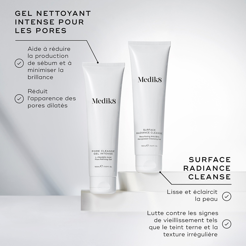 Les tubes Medik8 Pore Cleanse Gel Intense et Surface Radiance Cleanse sont affichés ensemble sur des blocs blancs. Le texte pour le Pore Cleanse Gel Intense indique qu’il aide à réduire l’excès de sébum, à minimiser la brillance et l’apparence des pores dilatés. Le texte pour le Surface Radiance Cleanse met en avant le lissage de la peau, l’éclat et le traitement des signes de vieillissement tels que le teint terne et irrégulier