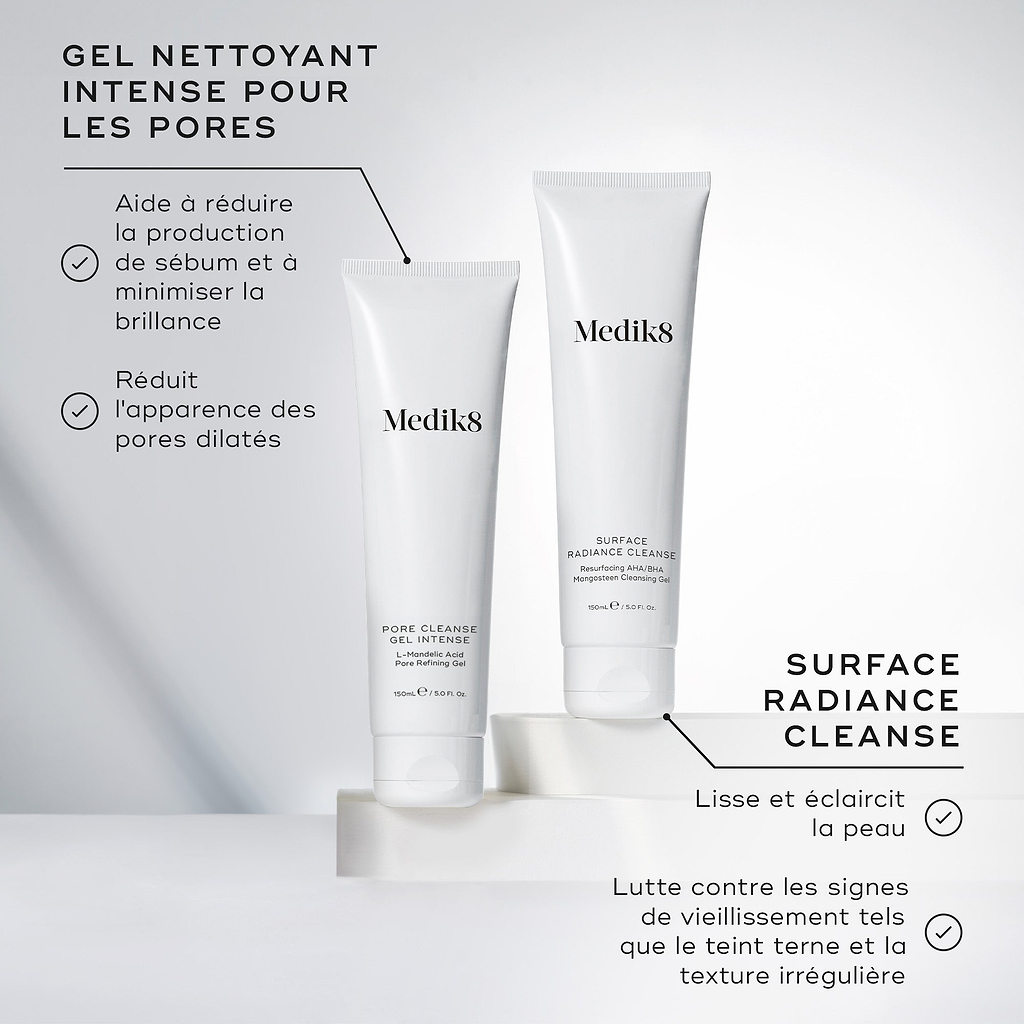 Les tubes Medik8 Pore Cleanse Gel Intense et Surface Radiance Cleanse sont affichés ensemble sur des blocs blancs. Le texte pour le Pore Cleanse Gel Intense indique qu’il aide à réduire l’excès de sébum, à minimiser la brillance et l’apparence des pores dilatés. Le texte pour le Surface Radiance Cleanse met en avant le lissage de la peau, l’éclat et le traitement des signes de vieillissement tels que le teint terne et irrégulier