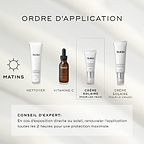 Quatre produits Medik8 sont disposés pour une routine de soins du matin sur un fond gris clair. Les étapes incluent Surface Radiance Cleanse, C-Tetra Luxe (Vitamine C), Advanced Day Eye Protect (écran solaire pour les yeux) et Advanced Day Total Protect (écran solaire pour le visage). Le conseil d’expert recommande de réappliquer toutes les 2 heures en cas d’exposition directe au soleil.