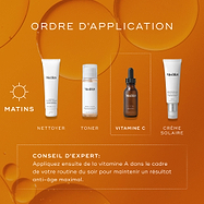 Un guide How to Layer AM sur fond de gouttes d'huile dorée. La routine présente quatre produits dans l'ordre: Surface Radiance Cleanse (Nettoyer), Press & Glow (Tonique), C-Tetra Luxe (Vitamine C) et Advanced Day Ultimate Protect (Écran solaire). C-Tetra Luxe est mis en évidence dans un encadré en pointillés comme étape centrale. En bas, un encadré de Conseil d'expert recommande de suivre le soir avec de la vitamine A pour maintenir des résultats anti-âge optimaux. 