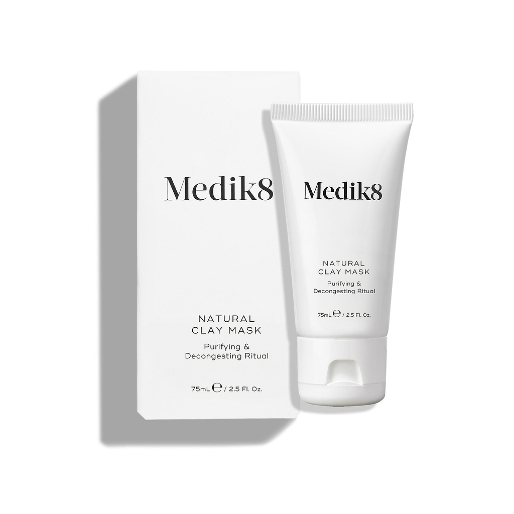 L’emballage du Medik8 Natural Clay Mask sur un fond blanc.