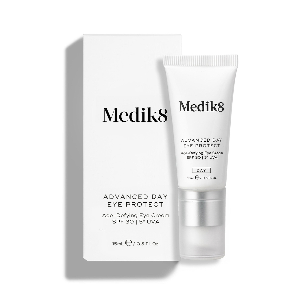 Crème pour les yeux Medik8 Advanced Day Eye Protect avec emballage sur fond blanc.